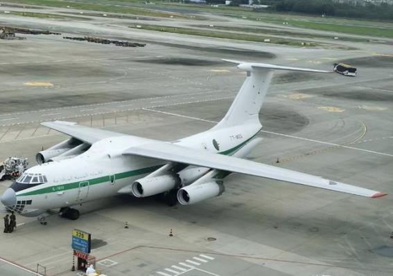 轮到中国武器颠覆规则了，我国新型运20亮相迪拜航展，载重破极限
在国际军事和航空