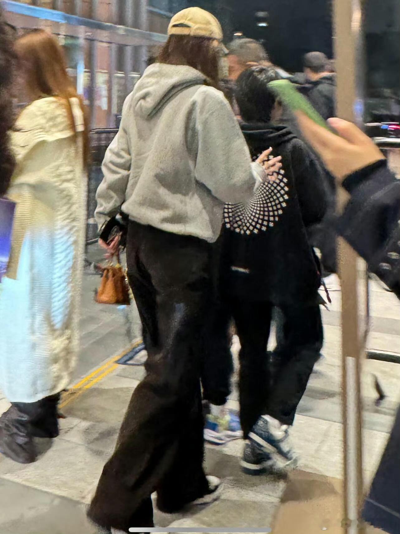 小海绵肉眼可见长到妈妈肩膀，养娃的成就感在此刻体现的淋漓尽致