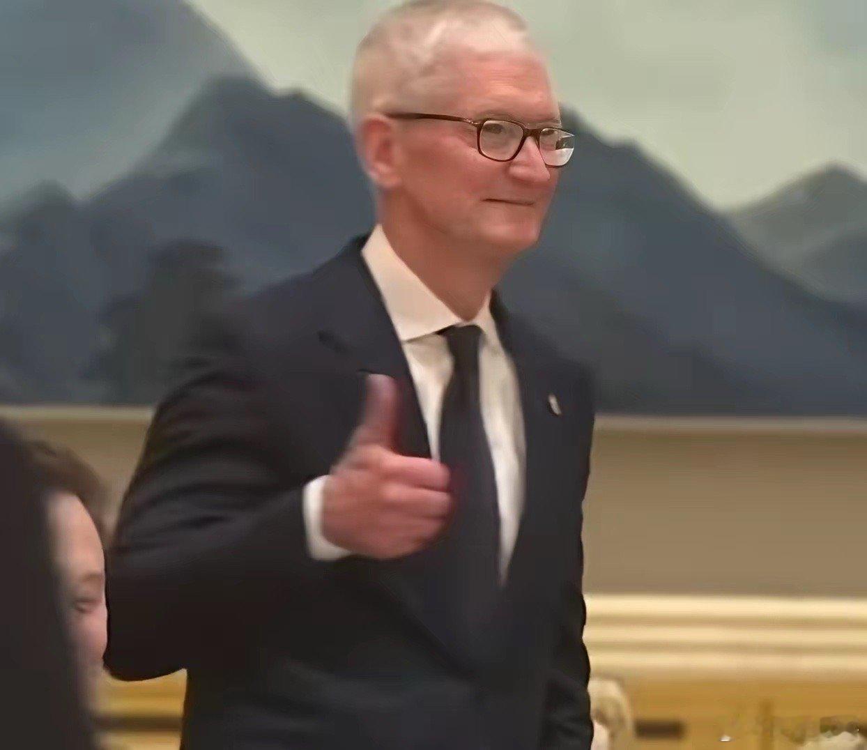 马斯克真调皮！在等待晚宴的时候，库克主动跑去过，站在马斯克的身后，跟马斯克合影。