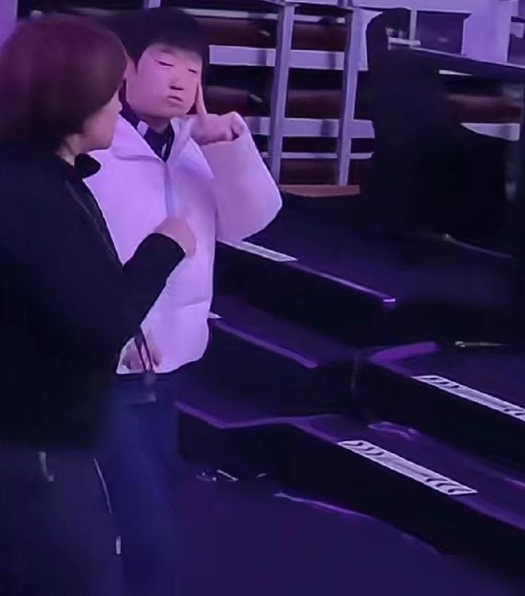 22岁的蒯曼带膝盖伤，在WTT重庆赛赢了孙颖莎，这真不是爆冷，是硬实力拼出来的。