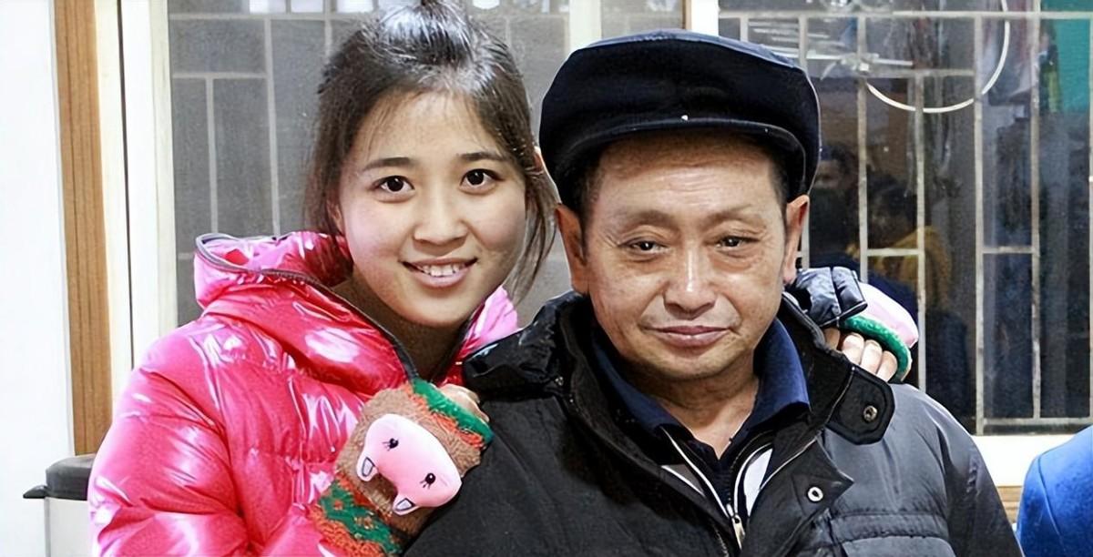 1990年，重庆36岁光棍捡到个女婴，连忙抱回家，谁知，几年后，一对衣着光鲜的男
