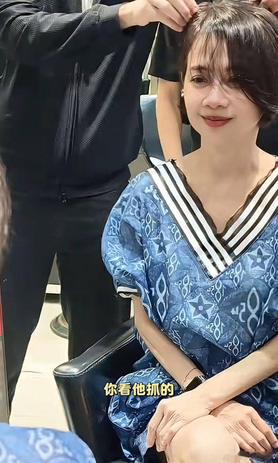 56岁的陈松伶剪掉了多年的长发，秒变《笑看风云》里的林贞烈，非常漂亮，状态回归。
