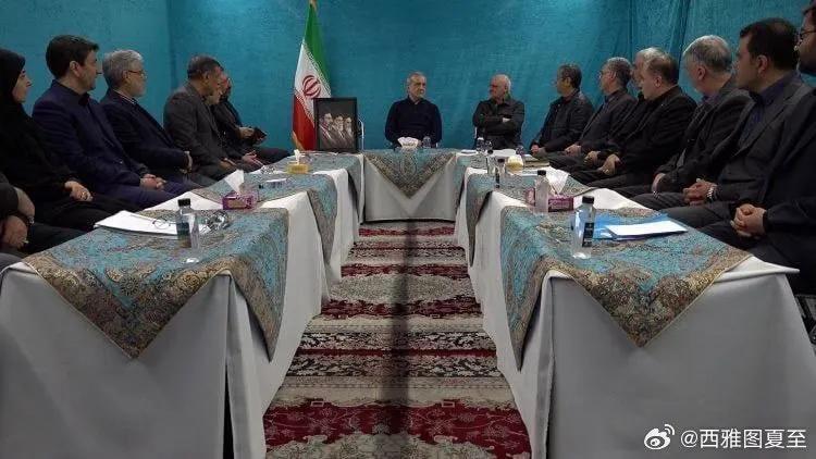 伊朗总统今天在临时搭建的场所里召开“内阁会议”