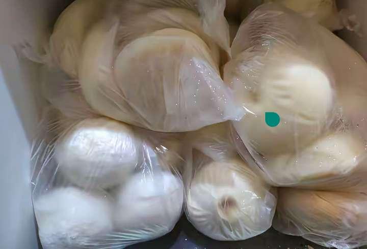 生活小妙招：包子蒸熟放凉分装冻，随吃随热超幸福
最近被一个生活小妙招彻底治愈了！