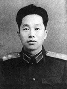 1955年，授衔台上，一张年轻稚嫩的面庞，却肩扛 中将 军衔，着实令人惊叹，不禁