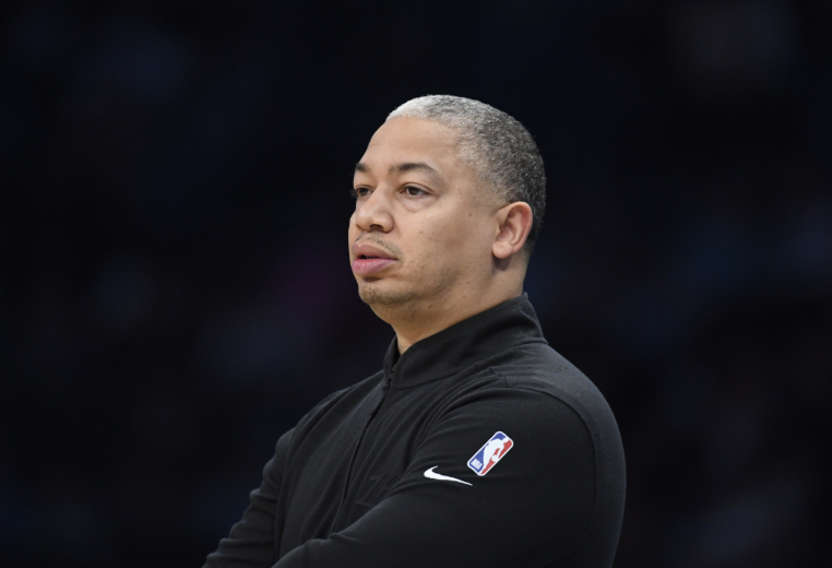 NBA常规赛，快船127-113战胜雄鹿。赛后，主帅泰伦·卢接受了采访。谈及对阵