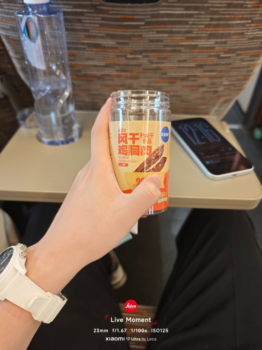 这个点高铁上啃这玩意，硬邦邦的，饿死我了