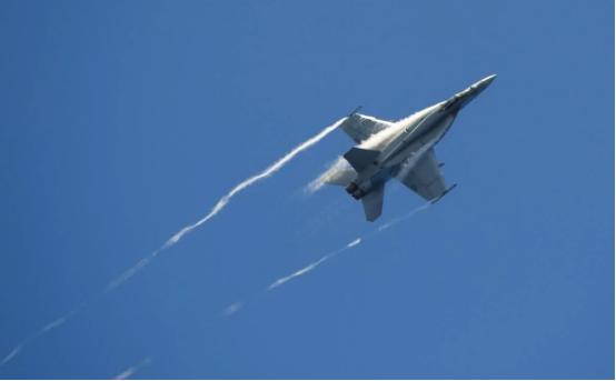 美国海军舰艇误向美军战斗机开火，并击落己方战机。
 
2024年12月的红海，本