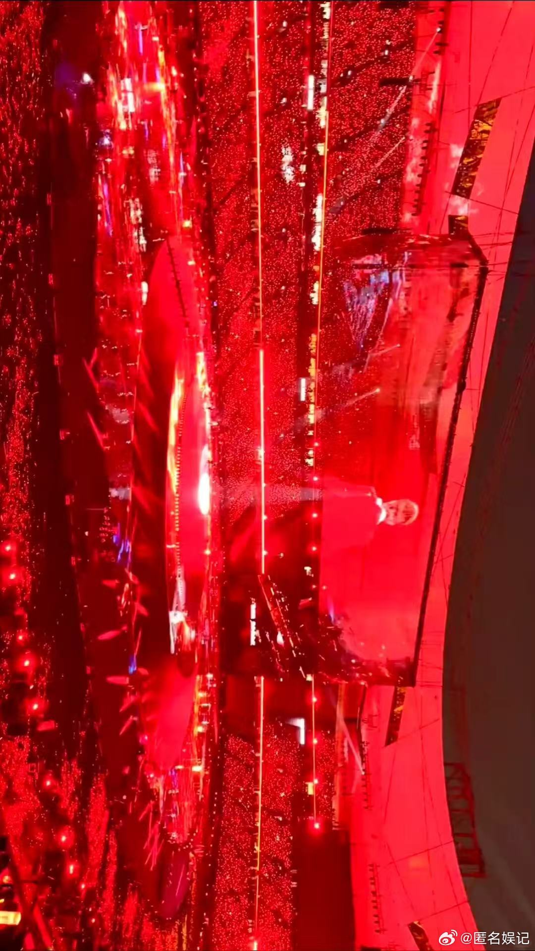 建议张杰开个位置共享 在张杰的万平舞台上找张杰站在张杰那超万平的舞台上，我满心期