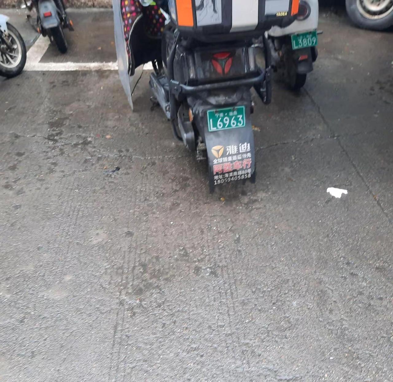 别让电动车“迷了路”现在的街道上，电动车越来越多，它们像一群不听话的小马驹，经常