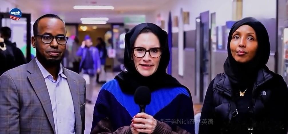 明尼苏达州副州长弗拉纳根戴上头巾，表态力挺索马里社区。

弗拉纳根表示，“索马里