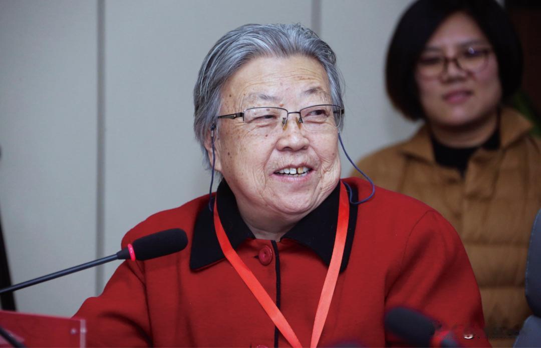 警钟长鸣！胡木英怒斥：教育阵地早已悄悄失守，绝非一日之寒
 
社会层面讨论教育问