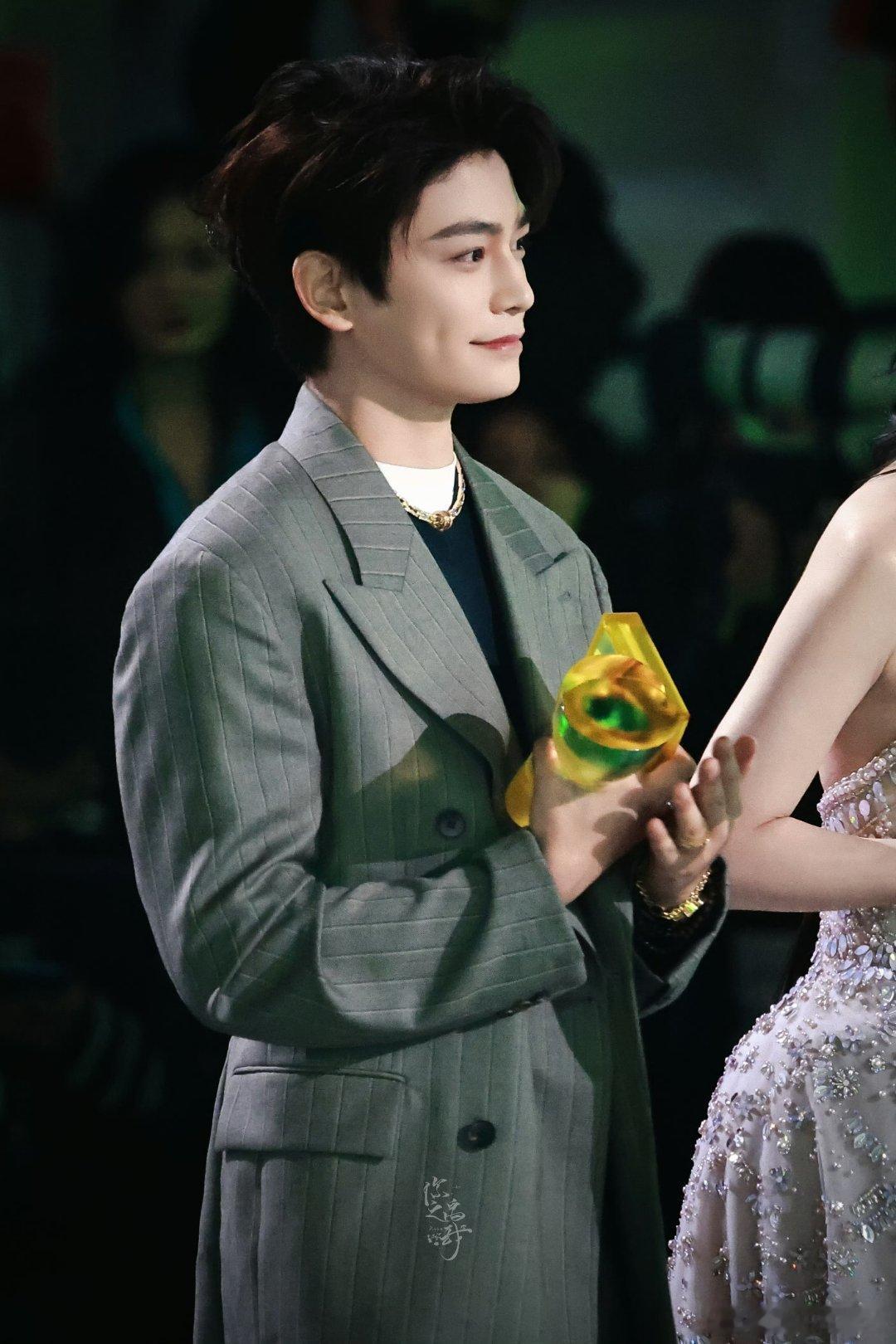 丁禹兮获奖发言 dyx丁禹兮获评三级演员职称 你只管在舞台上闪闪发光就好,我们会