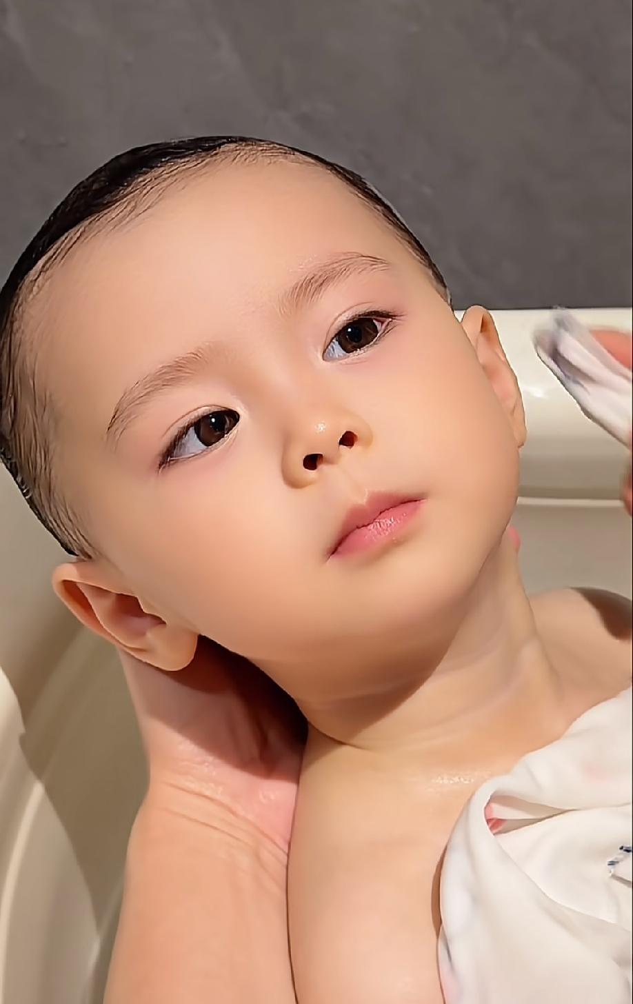 我们大中华的小孩就是好看!这对夫妻应该多生几胎，优质的基因传承给更多的后代。