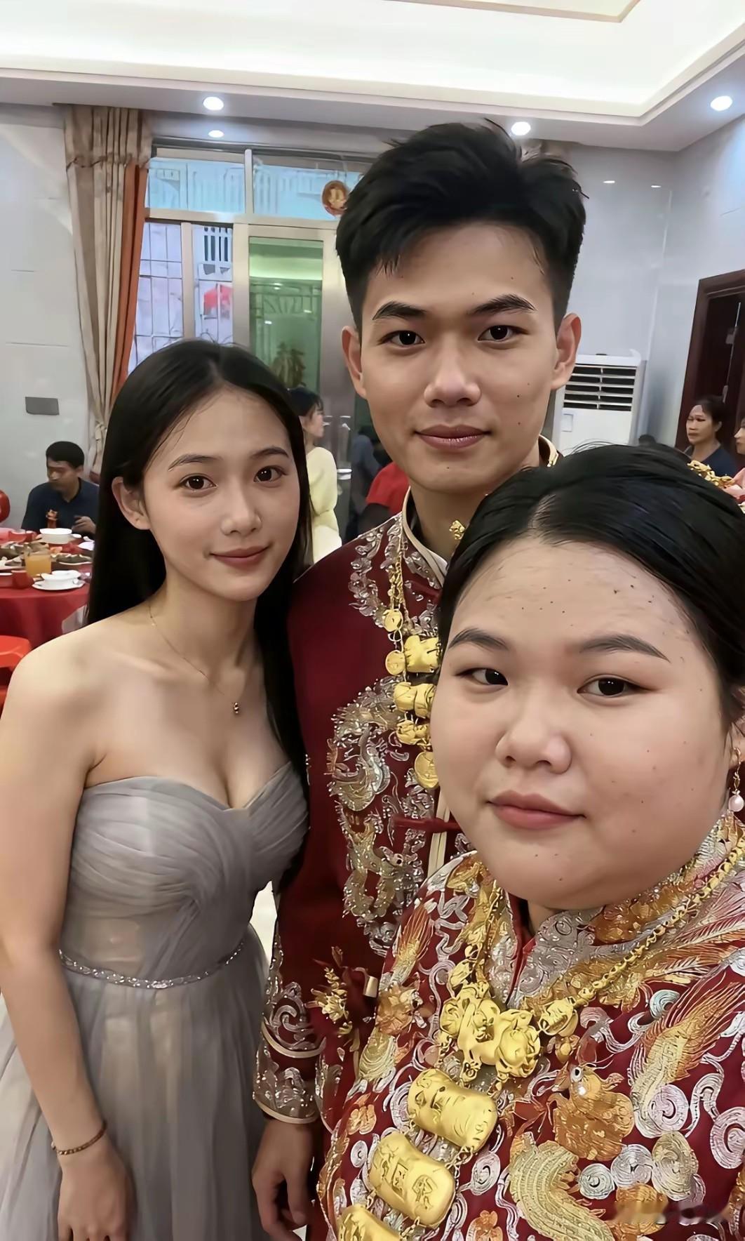 照片里的两女生是不是穿错衣服了？
新郎新娘结婚问呢看起来像新郎和伴娘更亲昵呢！看