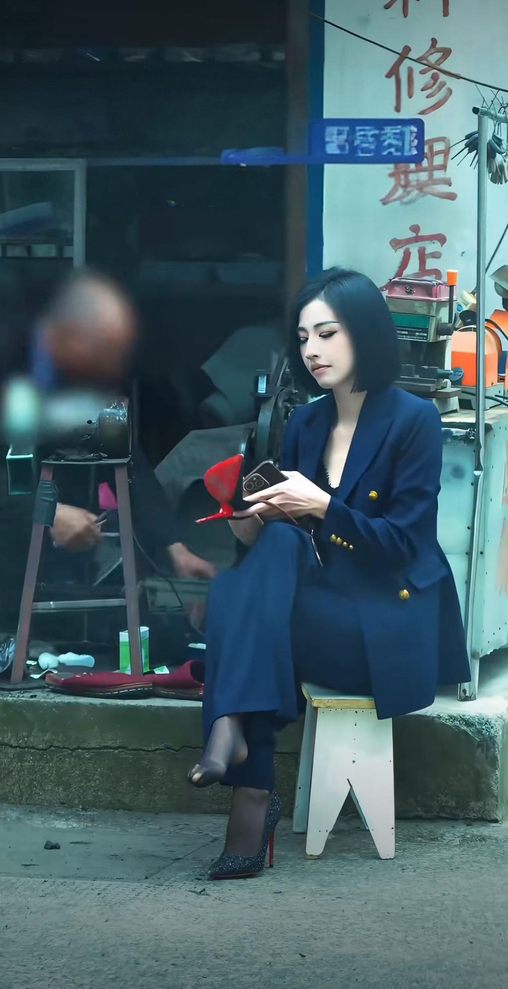 街边修鞋的职场丽人