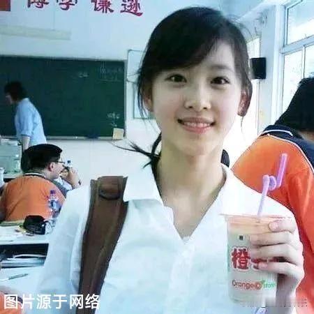 看这两张图片，邻家妙龄少女，青春靓丽。一个是清华大学的奶茶妹，一个是扬州大学校花