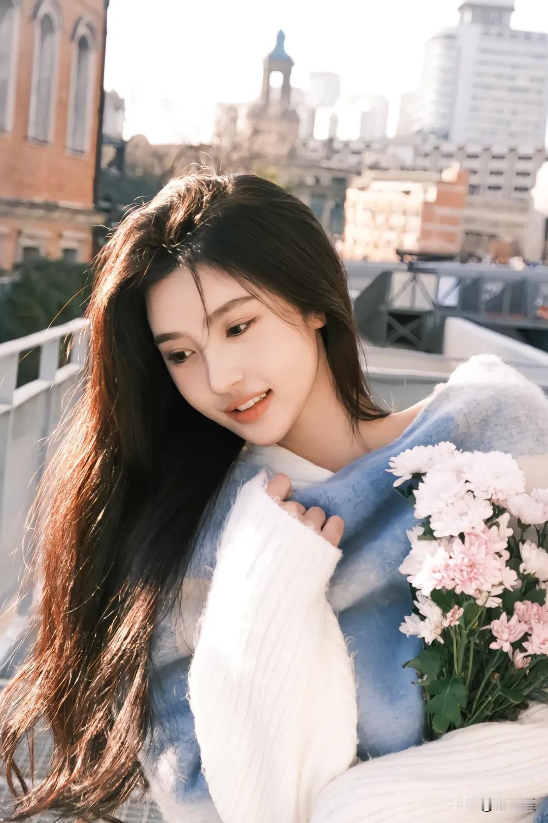 阳光下的温柔少女，手捧鲜花，微笑如花