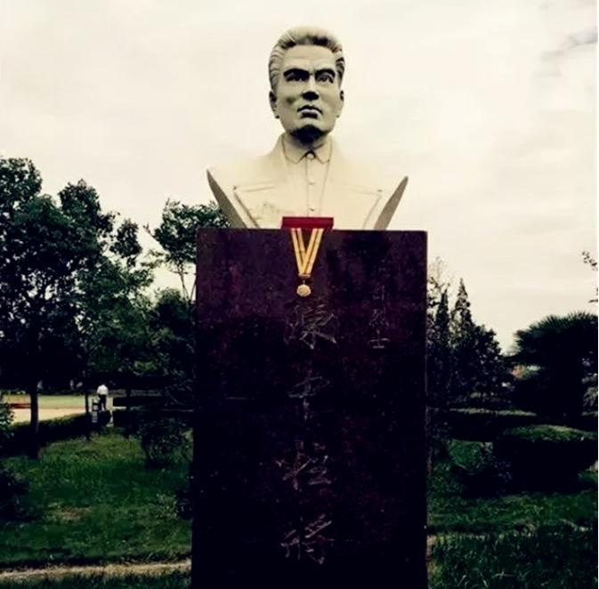 1941年夏，泰州日军司令部前，一名怀有身孕的中国女子牵着6岁女儿，孤身走向森严