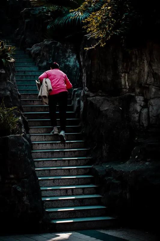 我最近喜欢爬楼梯减肥。以前上班20年，都没爬过单位40层的办公楼。
3月初，我第