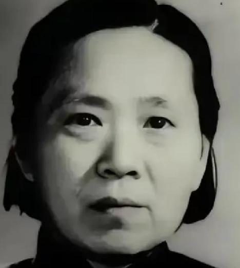 新中国成立后的一天，陈赓费尽周折，找到了一名30多岁的女子，紧紧握住女子的手说：