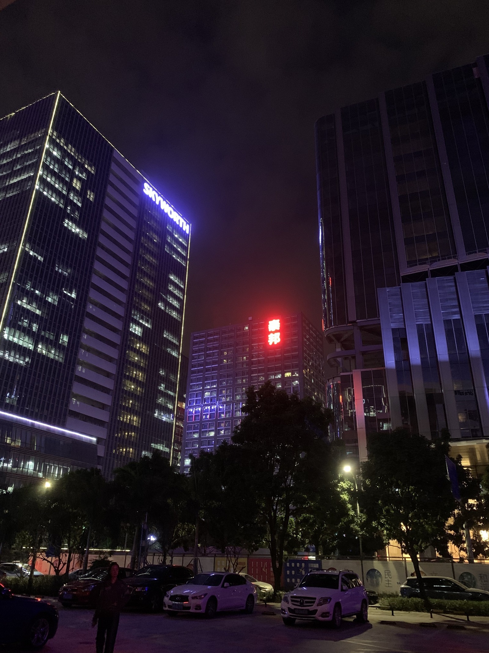 下楼取外卖，抬头看见那栋楼亮着半层灯，隔壁楼顶两盏红灯一直没灭。楼下停的车比白天