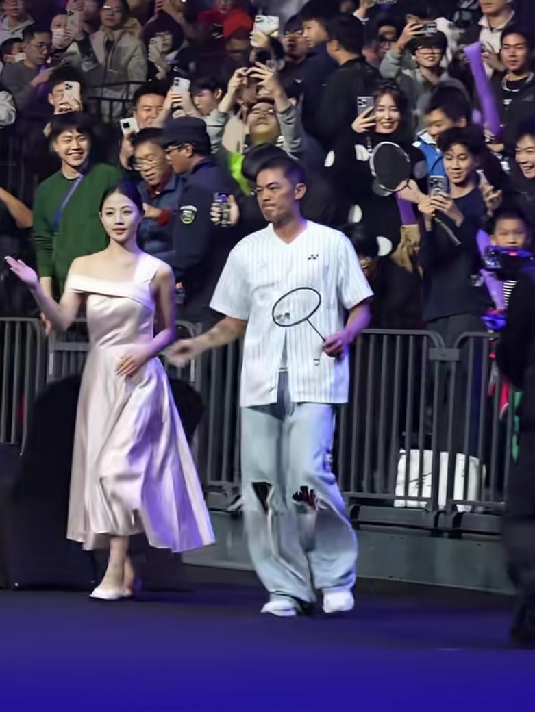 谁说运动员退役，就是谢幕？
林丹刚刚以中国羽毛球协会特邀顾问的身份，盯着青少年训