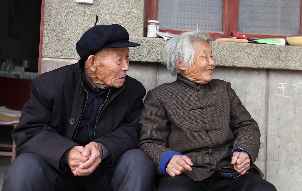 张嘴伸手问子女要，子女有钱孝顺还好，子女没钱不孝顺很难