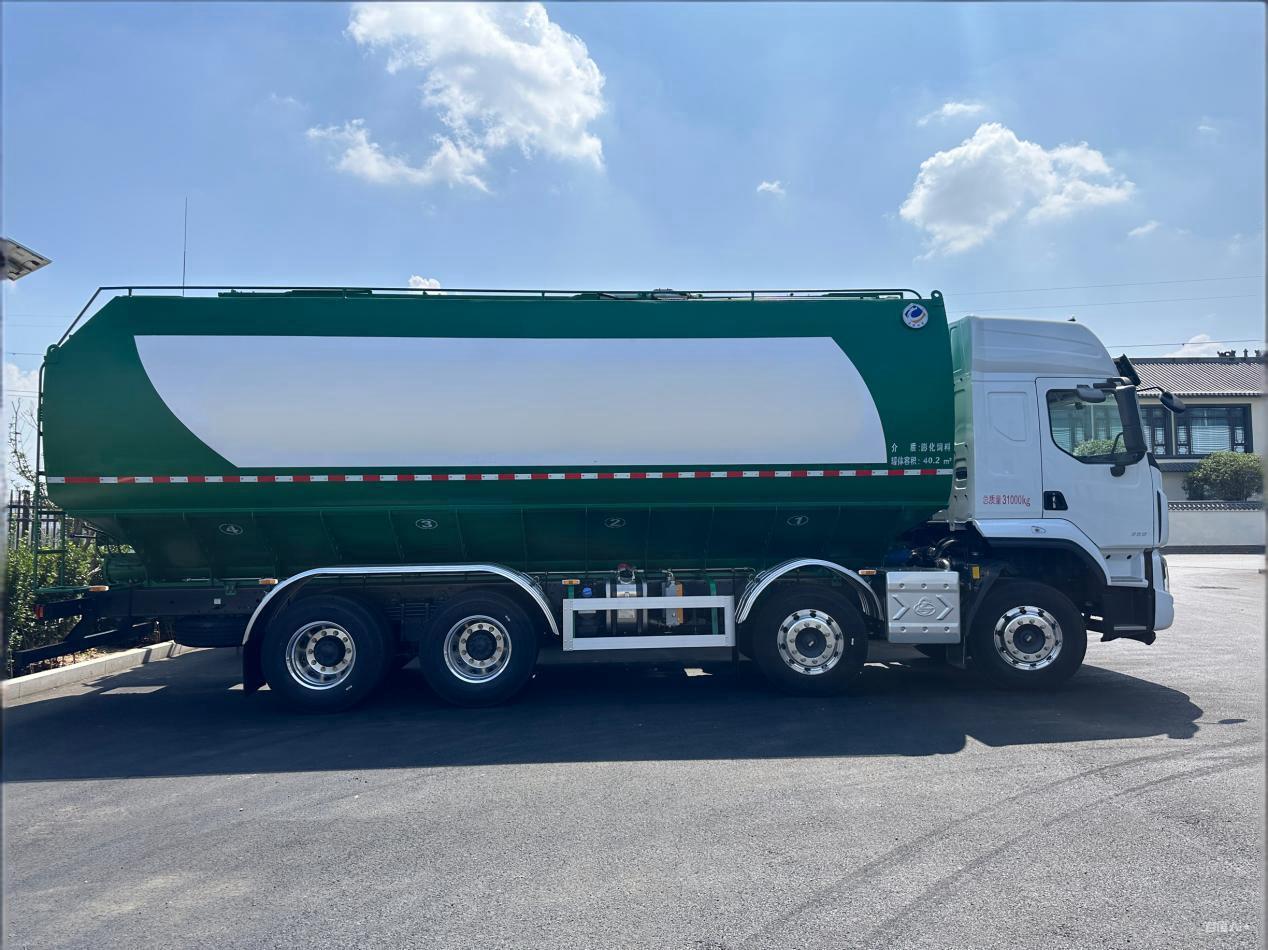 多拉快跑还省油！乘龙8x4散装饲料车高效创富有底气！很多人觉得，想要车有劲儿，油