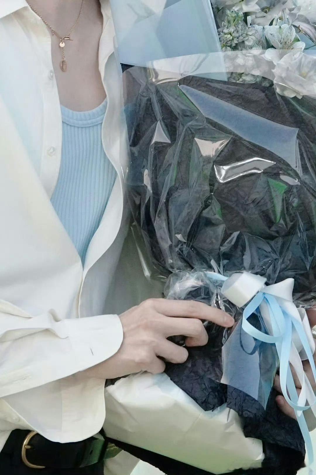 汪铎的手简直是仙品别人是靠脸出圈，汪铎是靠手封神吧？那双手往那一站，什么动作都自