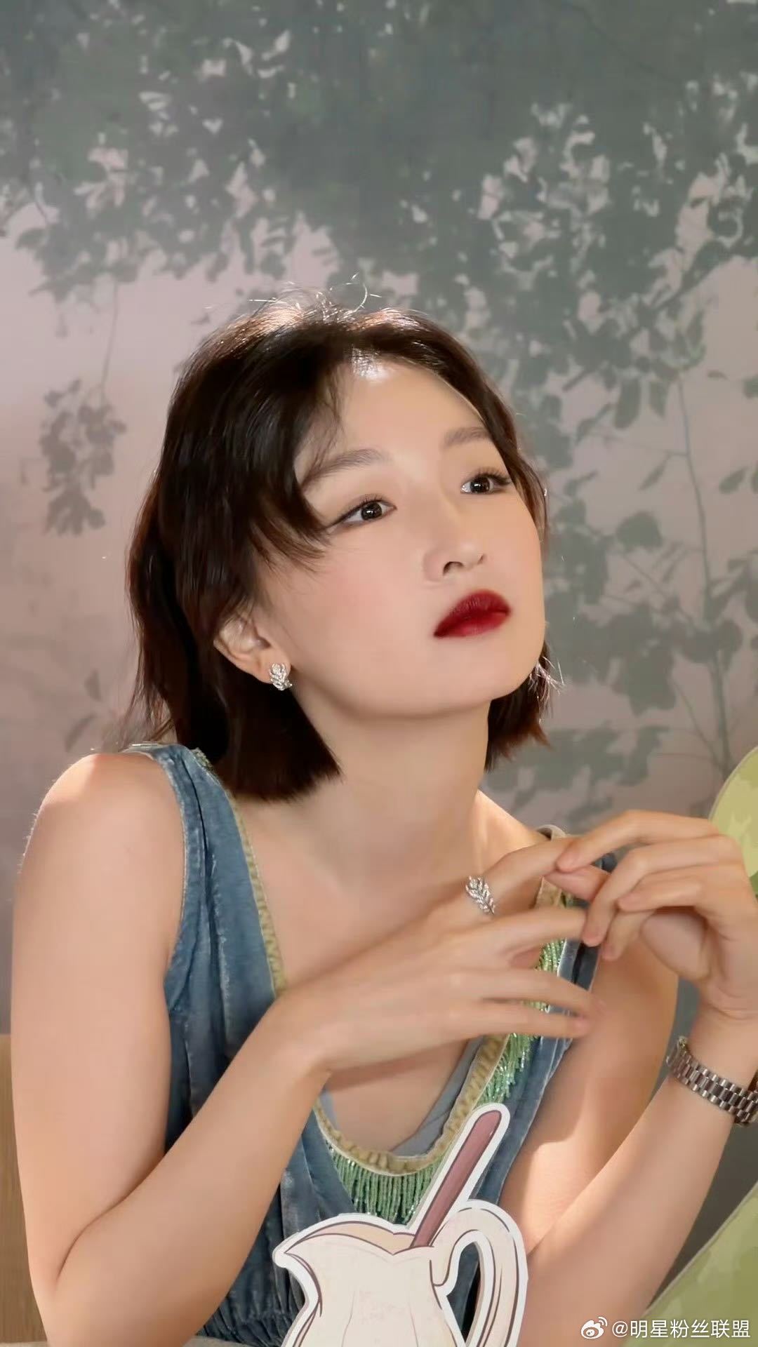 舒淇对周冬雨全肯定我夸闺蜜穿搭时就舒淇这样 周冬雨：瞅瞅我淘的百元小裙，好看不？