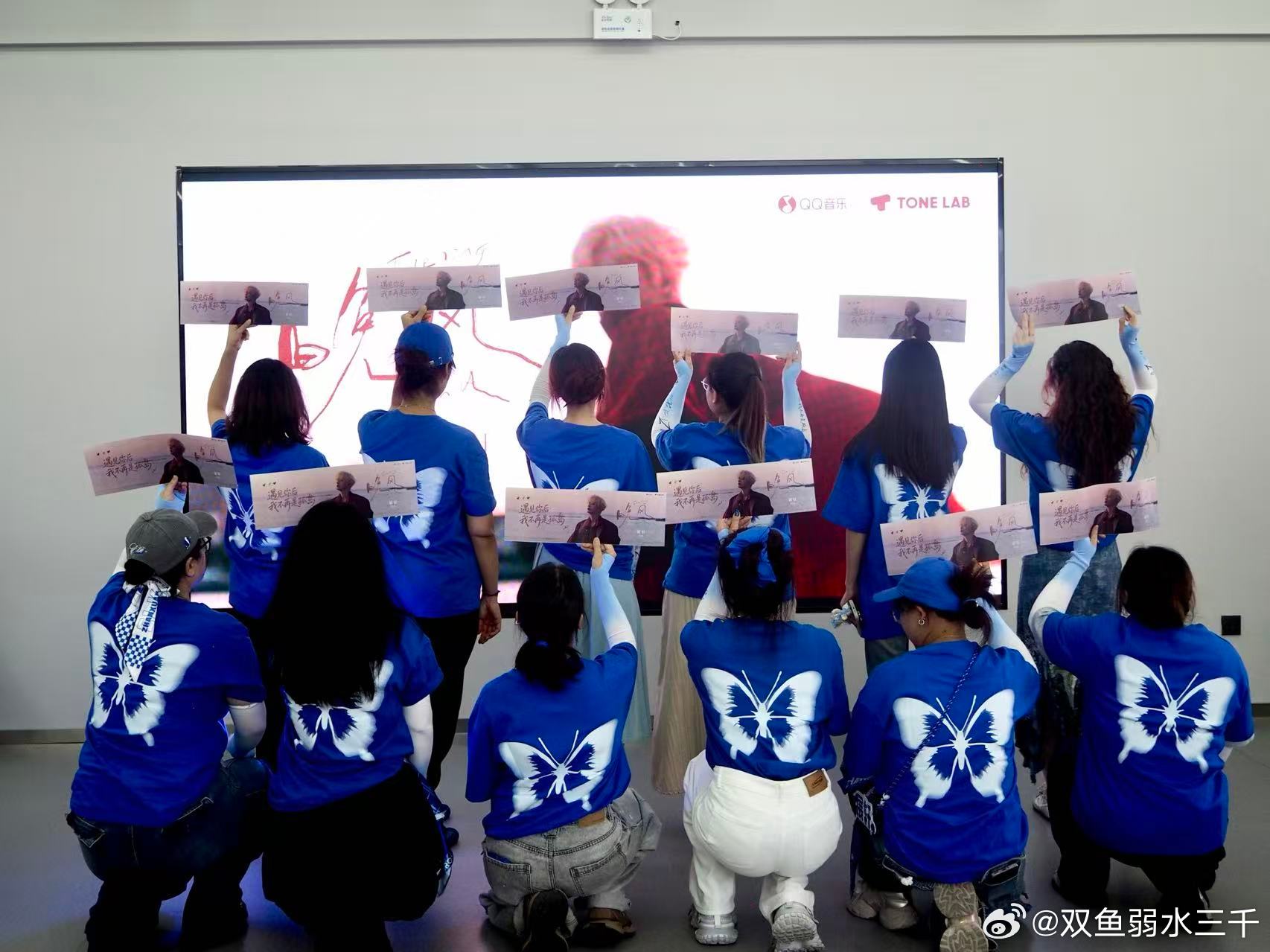 展轩  💙 展轩新歌晚风 遗憾没能去杭州。但是物料到了，照片也收到了，大家都美