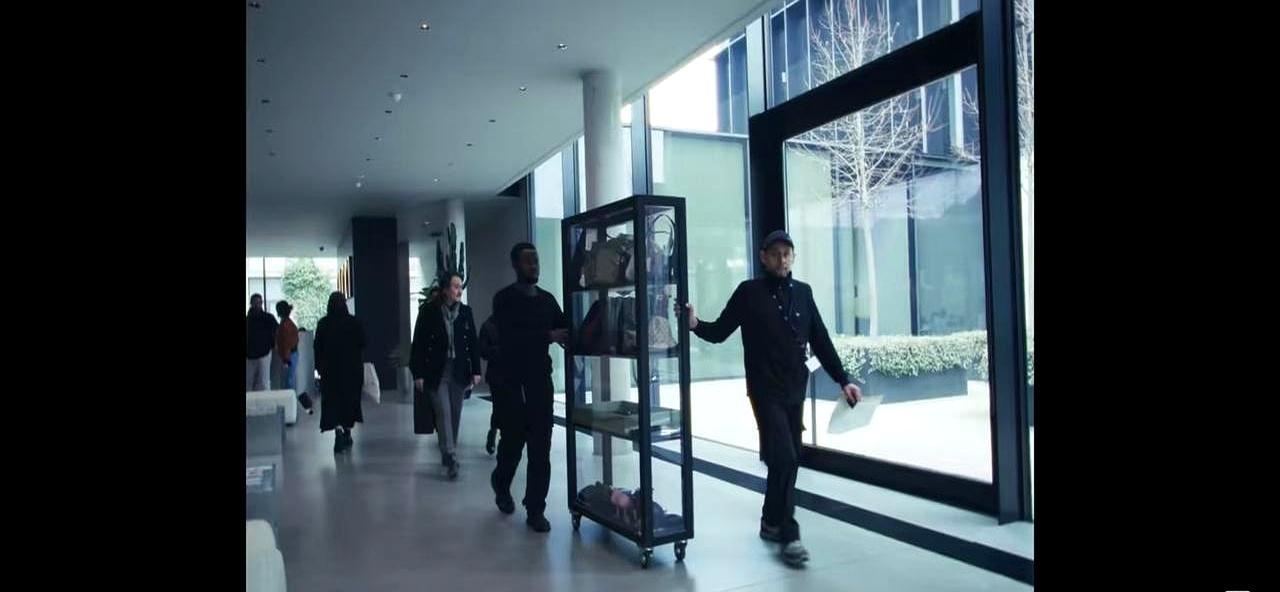 你推开米兰四季酒店顶层套房的门，Gucci设计总监带着几十套还没上市的超季高定，