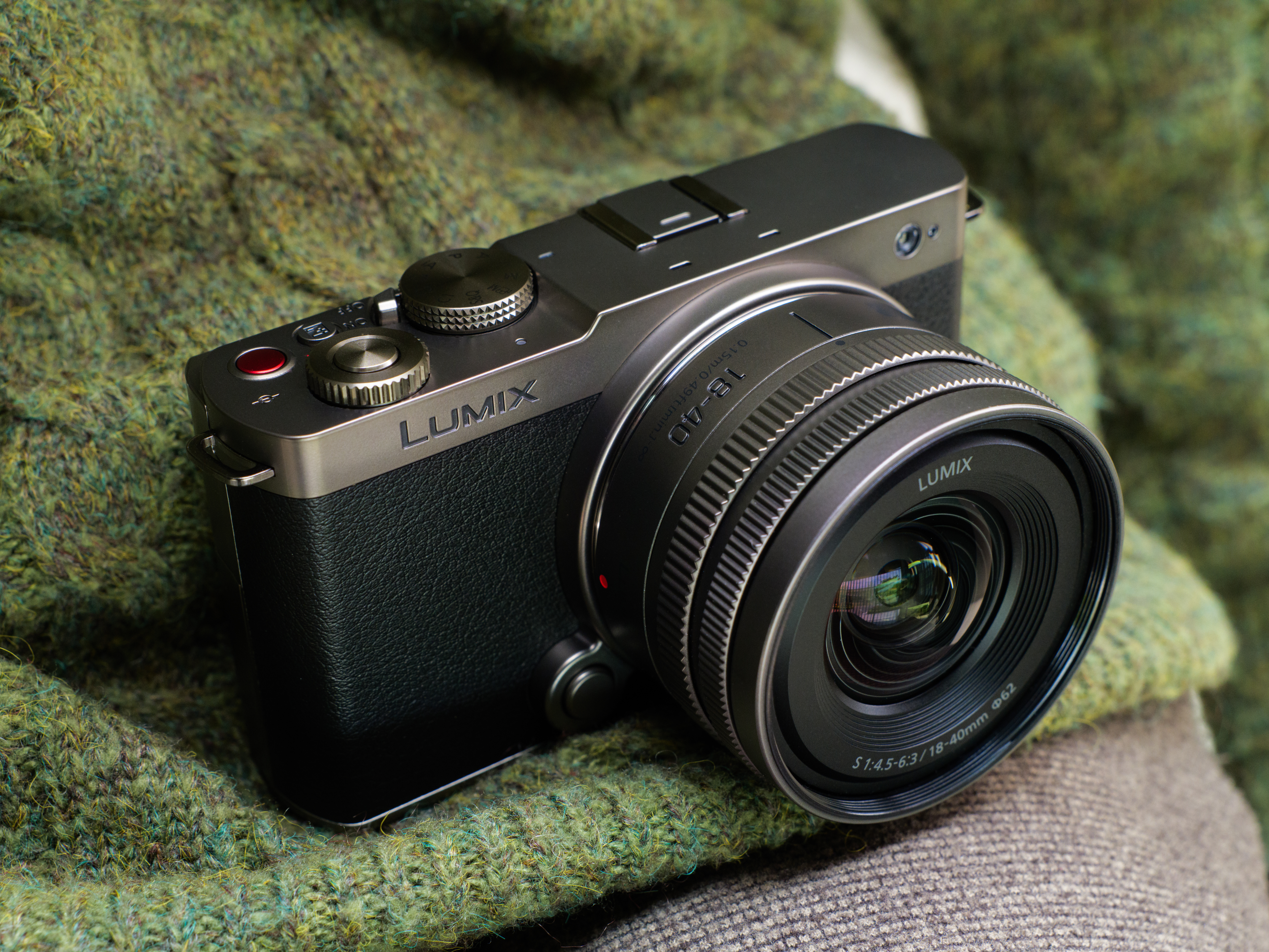 LUMIX S 40mm F2 (S-S40) 全画幅定焦镜头，最近对焦距离约3