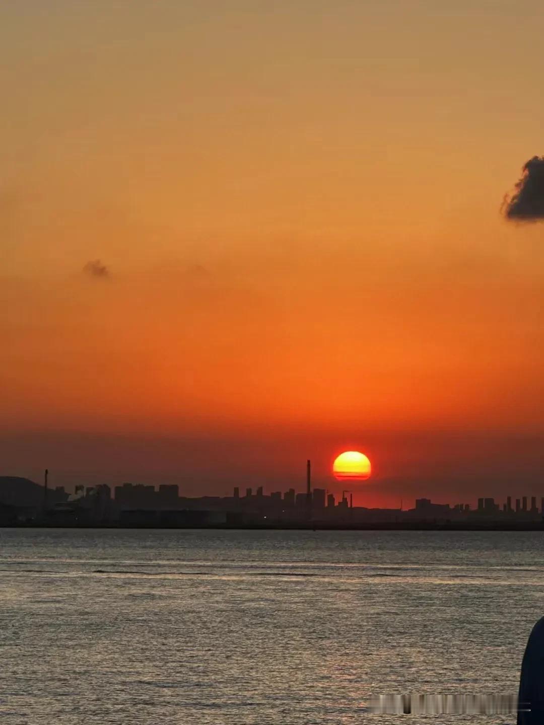 坐了一晚的硬卧，闪现青岛，夜景、日出，尽收眼底，带着年假，加上国庆小长假，舒服。