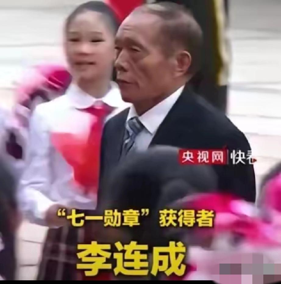 一个村支书，被人当面打出了血，爬起来抹了把脸问了句：你为啥打我？这句话最戳人的地