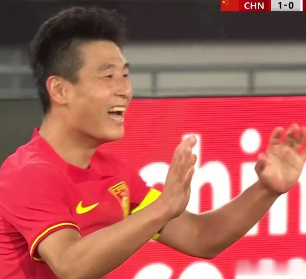中国男足2：0战胜越南队。
武磊在终场前补时阶段曾打进一球被裁判判为越位，但一分