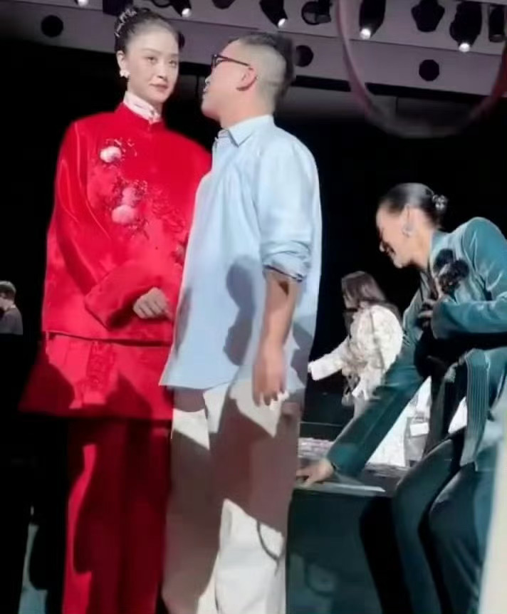 蒋欣被男设计师亲了脖子这算是工伤了吧，到底何意味？？？ ​​​
