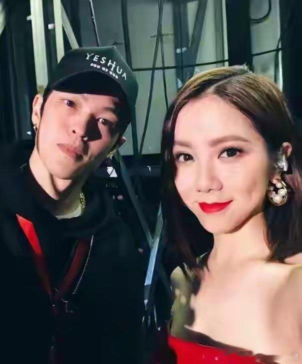 歌手邓紫棋再传与男友Mark（魏俊杰）在纽约低调结婚，经理人公司未有确认婚讯，仅