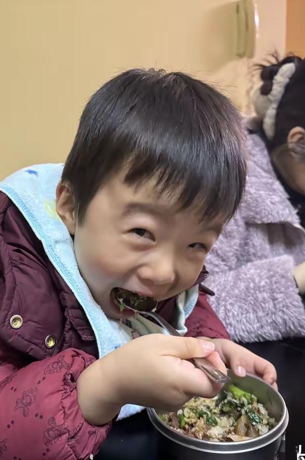 我老婆最近很焦虑，觉得孩子已经快四岁了，什么兴趣班都没有报，什么技能都不会。
 