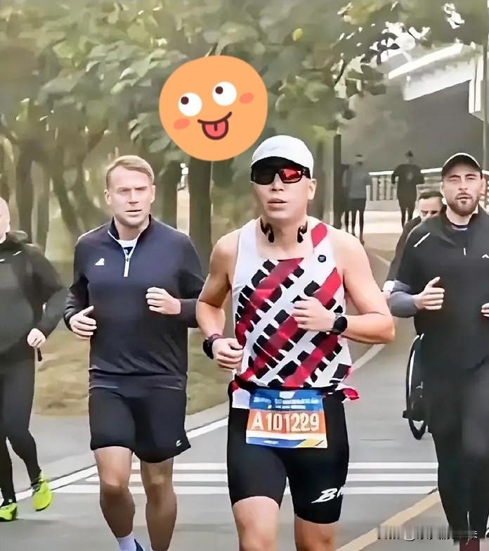 瞧瞧马克龙这状态，我是真没想到他能这么“接地气”。

前脚刚在北京把国家大事聊完