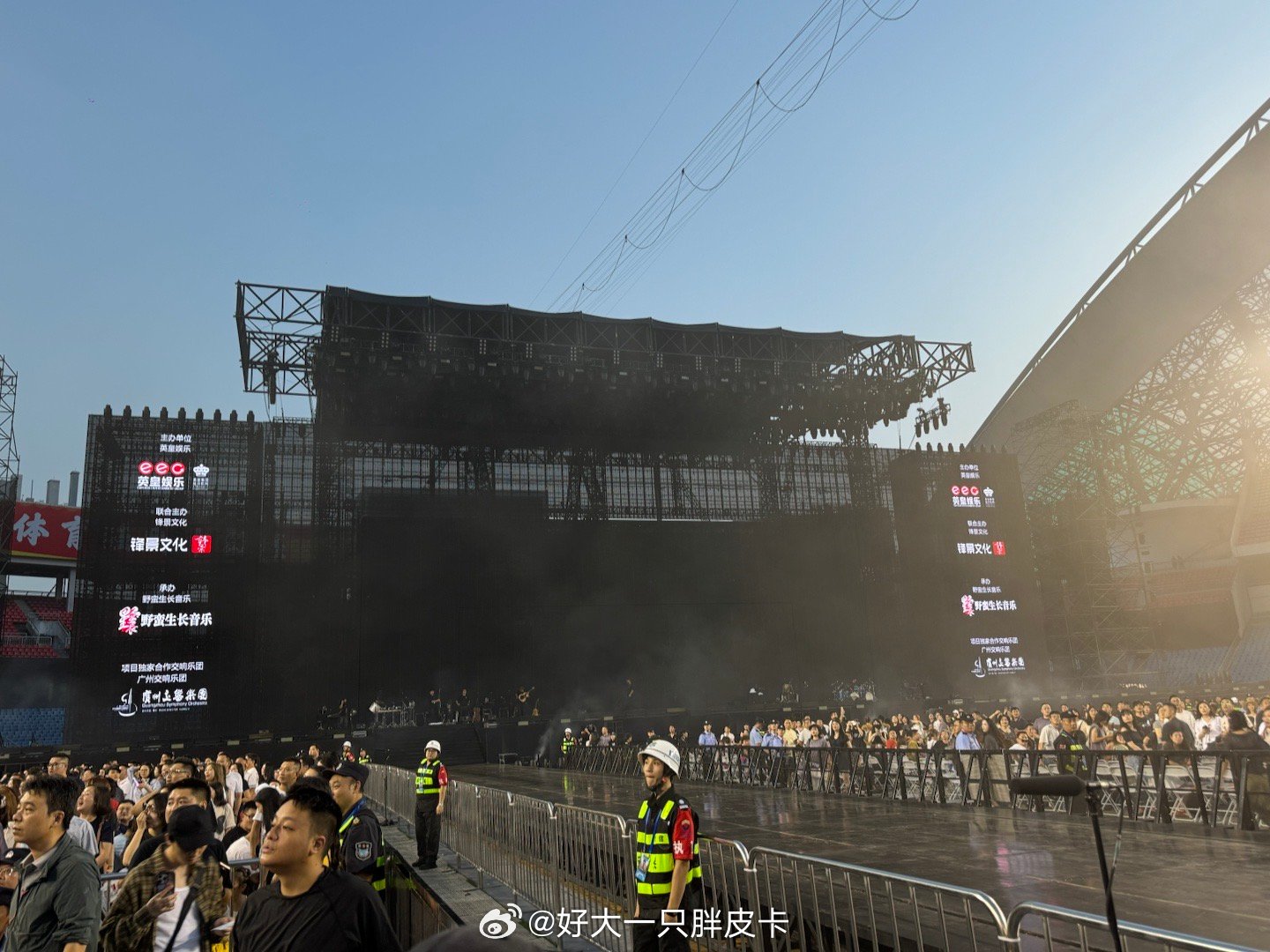 今晚和谢霆锋一起过中秋面对演唱会后遗症的办法就是再看一场谢霆锋重庆演唱会  ​​