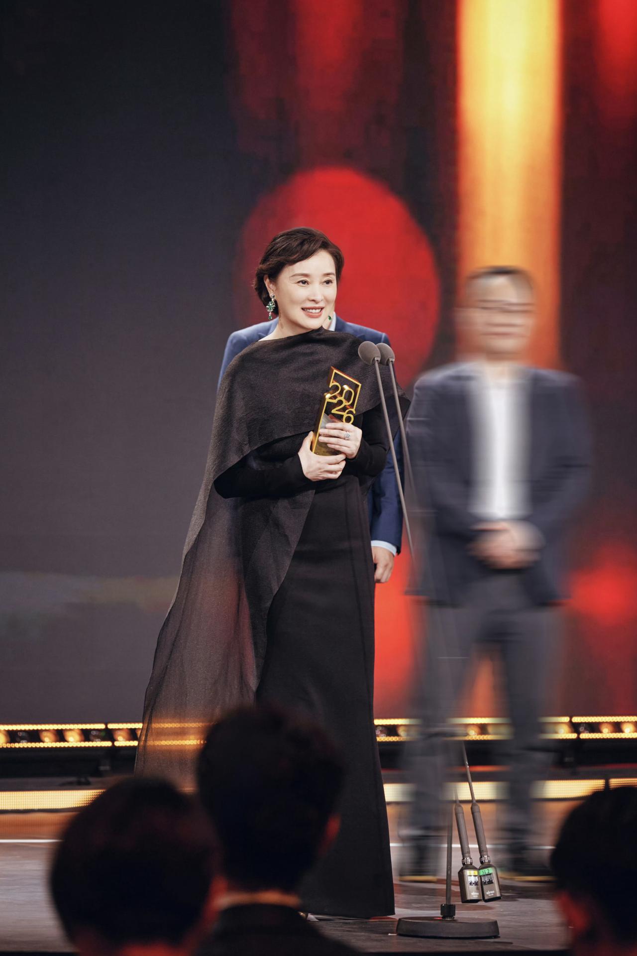吴越的含金量还在暴涨！入行30年零绯闻，不靠综艺只靠演技封神

娱乐圈有一类演员