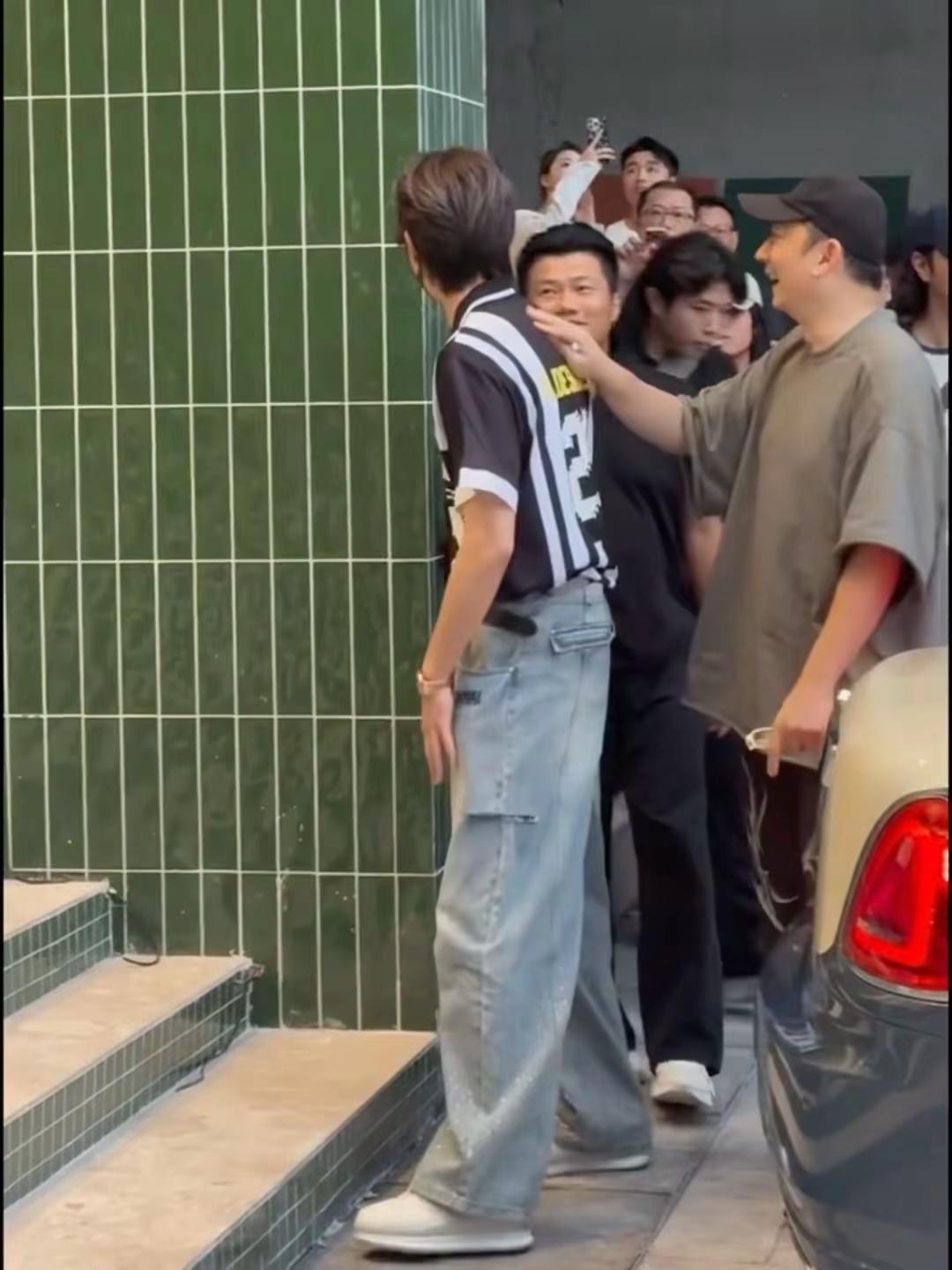 感觉八百年没见过新鲜王鹤棣了💧