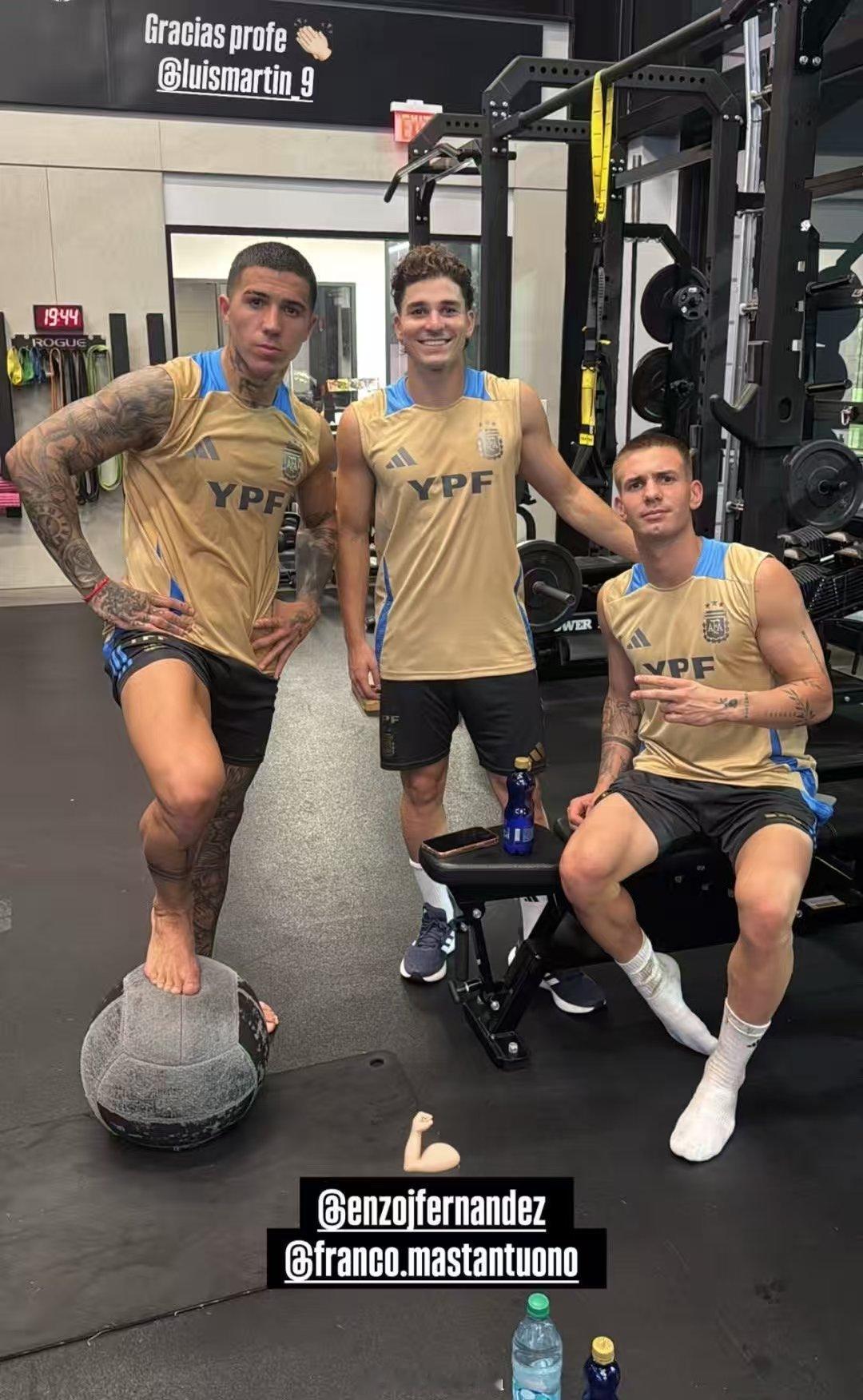 河床[超话] 河床三宝在阿根廷国家队，恩佐、阿尔瓦雷斯、马斯坦托诺。 ​​​