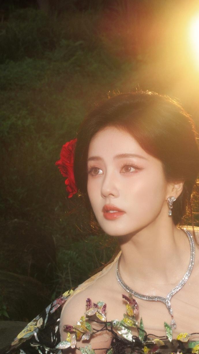 白鹿花精灵白鹿发间簪花今世漂亮 白鹿花精灵，白鹿发间簪花今世漂亮，谁懂这个白鹿的