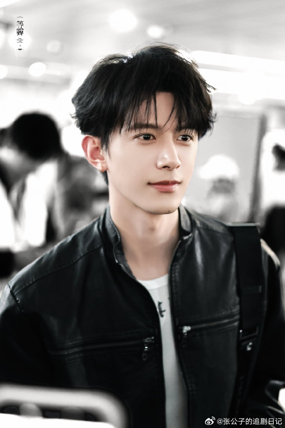 邓凯一款求饶型艺人《逐玉》里狠戾疯批，现实机场被人山人海包围，局促作揖求饶还贴心