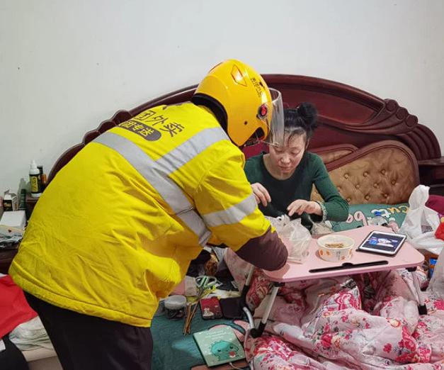 ”外卖小哥火遍全网！”浙江杭州，外卖小哥给一位大姐送餐，发现大姐瘫痪，行动不便，