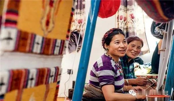 在江孜，有个“美得叫人心痛”的传说：很久很久以前，有个美丽聪明、心灵手巧的藏家姑