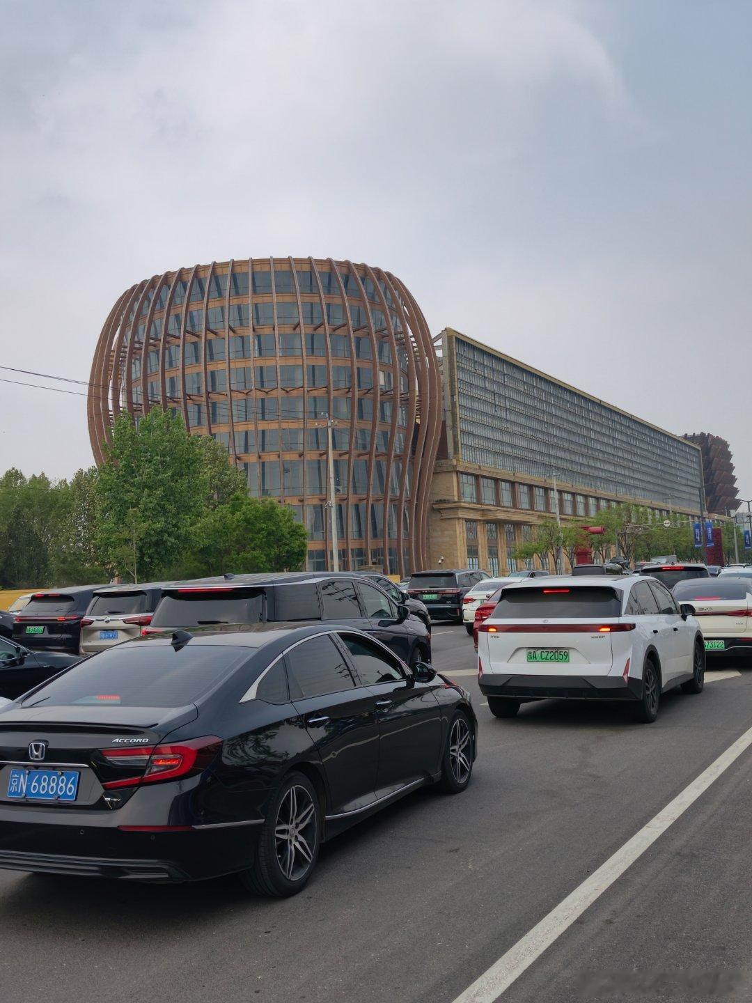 对于今天北京车展来说2公里的路程打车要30分钟而机智的我选择国产神车5分钟就到了